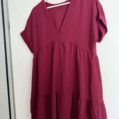 Abito bordeaux con scollo a V