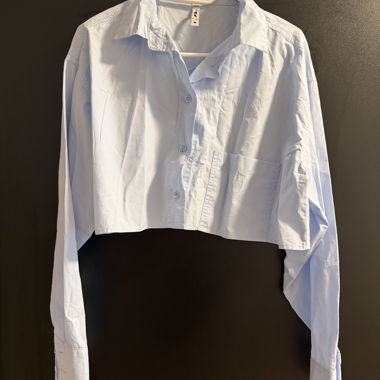 Hellblaue Cropped-Bluse New Yorker