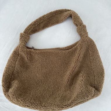 Braune Felltasche mit einem Henkel