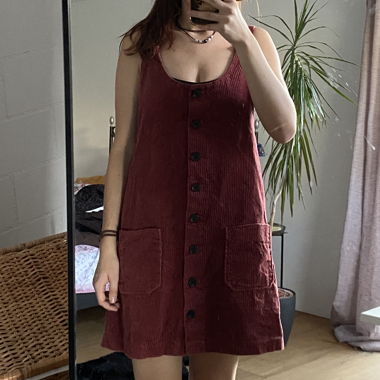 Robe en velours côtelé MNG avec patte boutonnée
