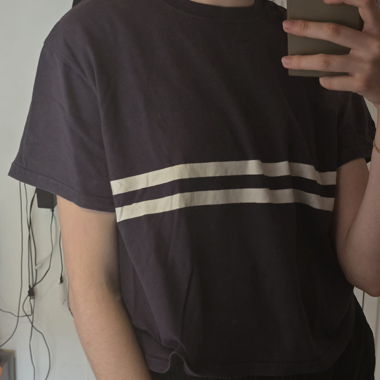 T-shirt sombre à rayures