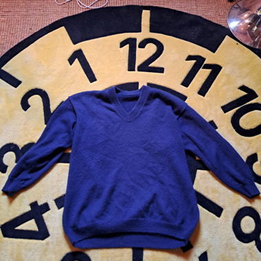 Pull bleu à col en V