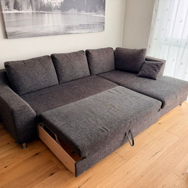 Ecksofa-Bett aus dunkelgrauem Stoff