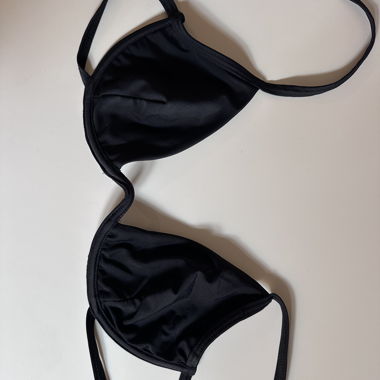 Schwarze Bikinioberteil