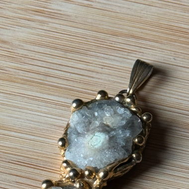 Pendentif en chaîne dorée avec pierres précieuses Drusy