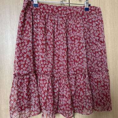 Roter Rock mit Blattmuster (Maison 1,2,3)