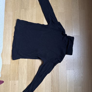 black long-sleeve shirt size S