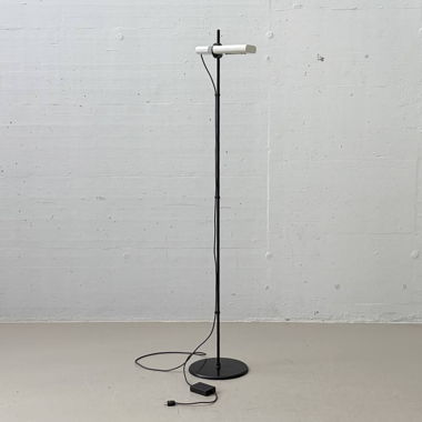 Lampada da terra di Ernesto Gismondi per Artemide