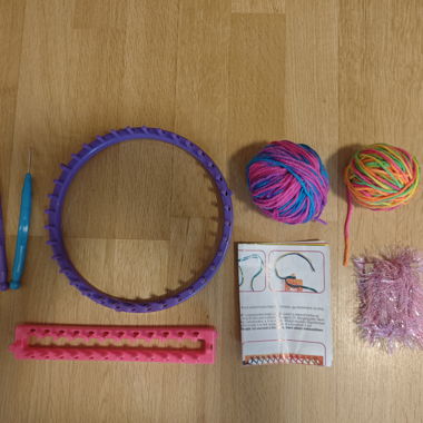 Strickset mit Garn und Rundrahmen