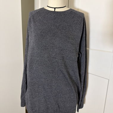 Grau melierter Pullover mit langen Ärmeln