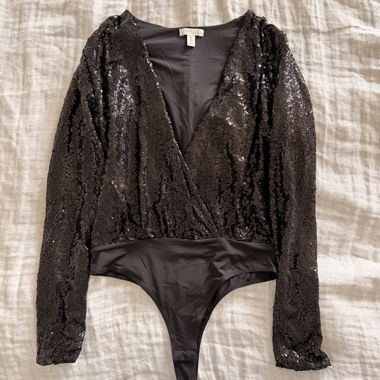 Body noir à sequins avec décolleté en V