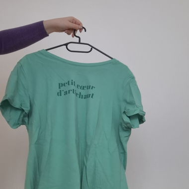 T-shirt verde con scritta "piccolo cuore di carciofo"