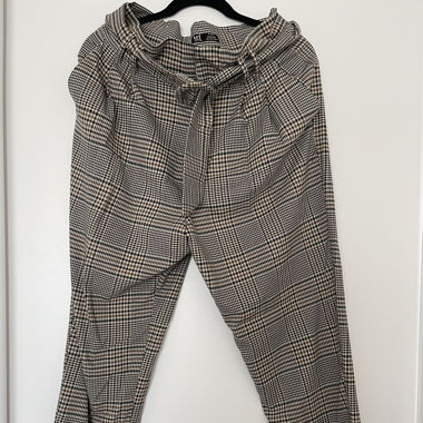 Karierte braune Hose