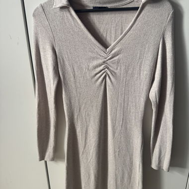 Beige Oberteil mit langen Ärmeln