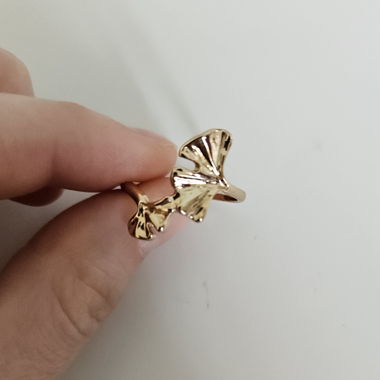 Anello dorato con foglia di ginkgo - spedizione gratuita