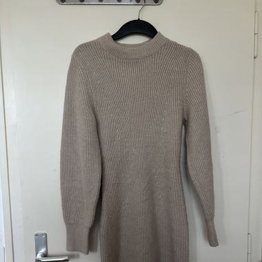 Robe moulante en beige / maille / H&M