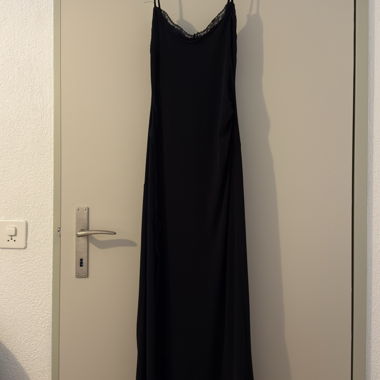 Robe noire en dentelle avec fente