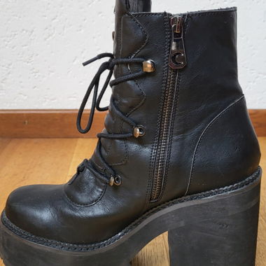KILLSTAR schwarze Plateauschnürstiefel