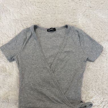 Graues Wickel-Crop-Top