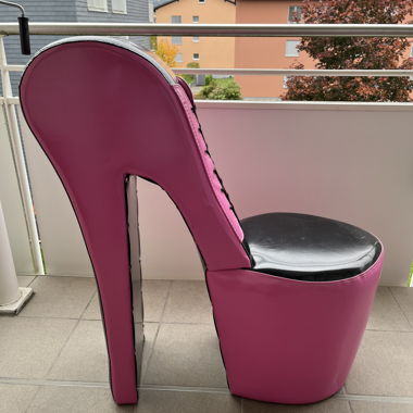 Designer chair in high-heel shape – pink/black