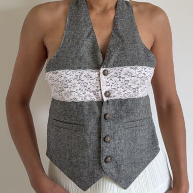 Haut de lingerie dos nu en dentelle grise revalorisé