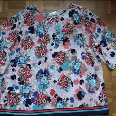 Blusa Canda C&A con pizzo, nuova con fiori