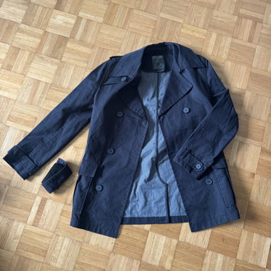 schwarzer Trenchcoat