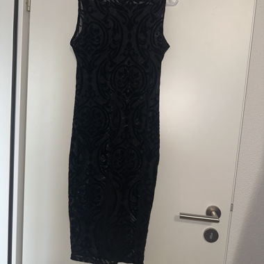 Schwarzes durchsichtiges Spitzenkleid