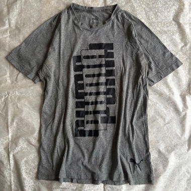 T-shirt Puma con stampa grafica bicolore asimmetrica