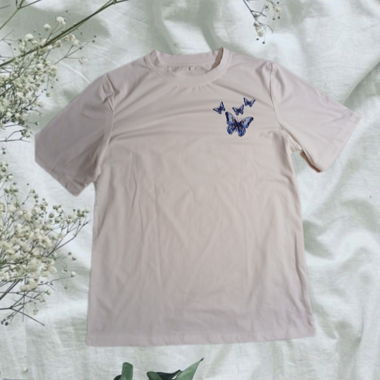 T-shirt blanc papillons bleus