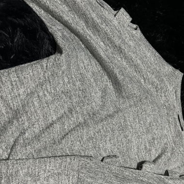 Dünner pullover mit oberamrm freie löcher