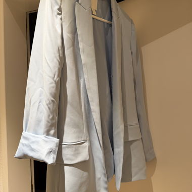 Hellblauer Blazer mit Taschen
