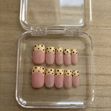 Press-on nails with dots