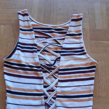 Crop Top mit Rückenausschnitt