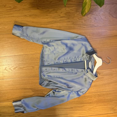 Camicia in raso blu con bottoni