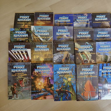 Lot de 24 livres Perry Rhodan édition Fleuve noir