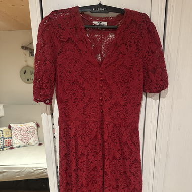 Rotes Spitzenkleid