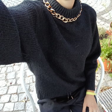 Pulli mit Goldkette 
