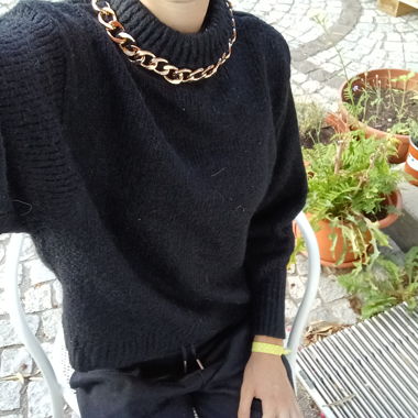 Maglione con collana d’oro 