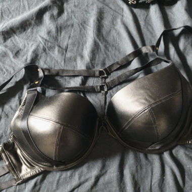 Soutien-gorge noir à armatures effet cuir