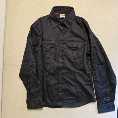 Chemise noire avec poches