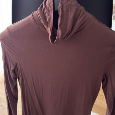 T-shirt marrone a maniche lunghe con cappuccio