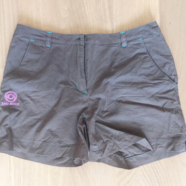 Pantaloncini outdoor del marchio britannico sostenibile 3rd Rock, specializzato in activewear e outdoorswear