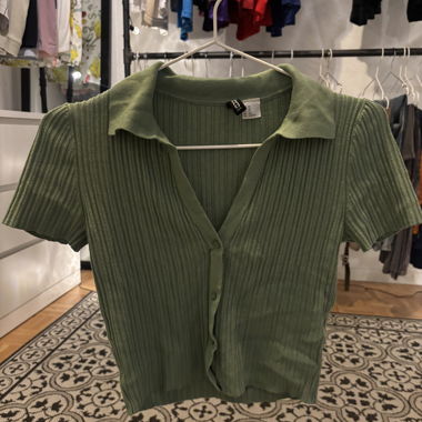 Grünes Plissee-Poloshirt