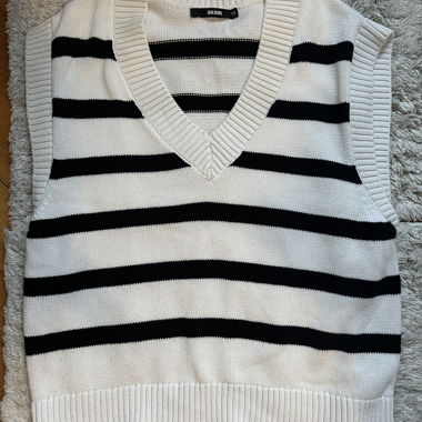 V-Ausschnitt Gestreifter Strickpullover