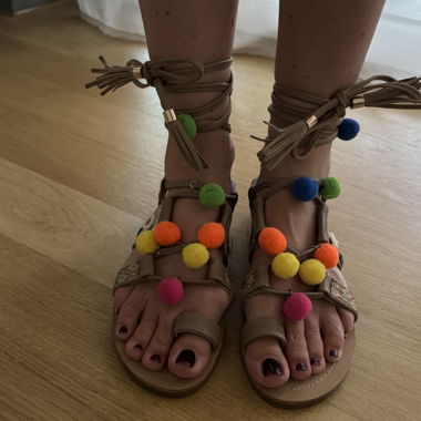 Verzierte Riemchensandalen mit Bommeln