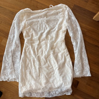 Robe blanche en dentelle