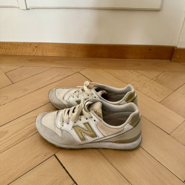 Weiss-goldene New Balance 996
