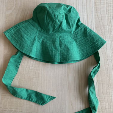 Chapeau de soleil vert avec liens