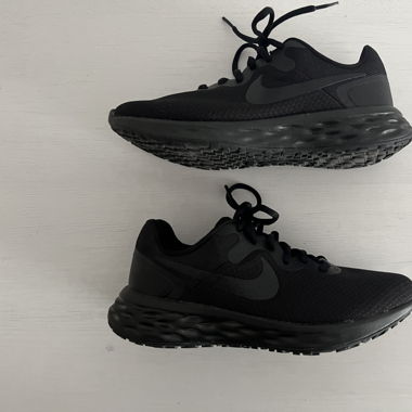 NIKE RUNNING SHOES